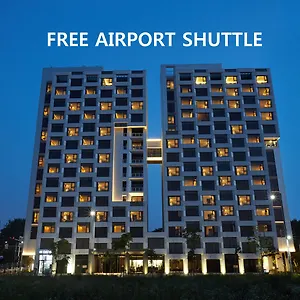 Отель Royal Emporium Airport